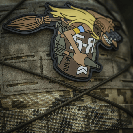 M‑Tac Patch Baba-Yaga Horizontal 3D-efektillä, PVC-materiaali ja Velcro-kiinnitys maastotaustalla.