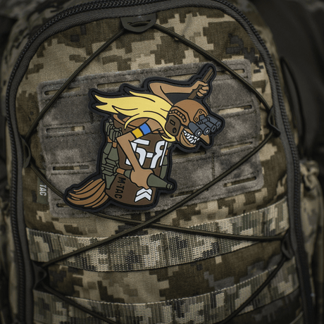 M‑Tac Patch Baba-Yaga Vertical maastoreppuun kiinnitettynä, esittää UAV-operaattoria yökameran ja kranaattien kanssa, innoittajana ukrainalainen UAV-ryhmä.