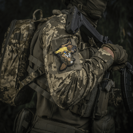 M‑Tac Patch Baba-Yaga Vertical sotilaspuvussa, innoittajana ukrainalaiset UAV-operaattorit, 3D-muotoilu ja tarrakiinnitys.