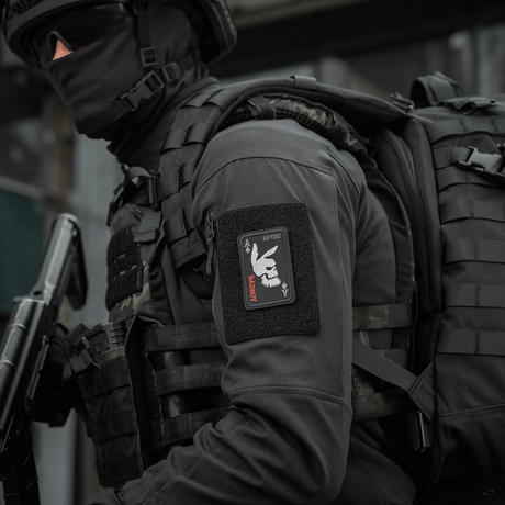 M-Tac Patch Bad Boy (Broderi) univormussa, kirjailtu Cordura 500D:hen ace of spades ja jäniksen kallomotiivi, symboloi rohkeutta ja huumoria.
