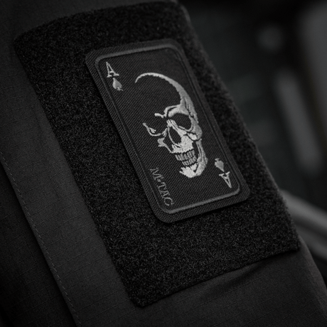 M-Tac Patch Face of War (Broderi) kallokuvio ace of spades -kortissa, kiinnitetty Cordura 500D-kankaaseen.