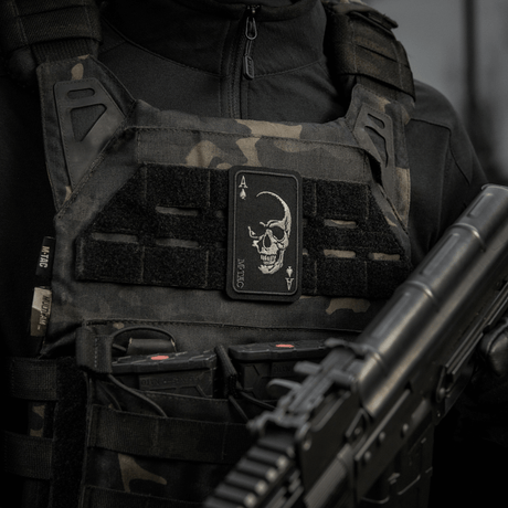 M-Tac Patch Face of War (Broderi) taktillisessa liivissä. Kirjailtu kallo pataässän kortissa, innoitus Vietnamista.