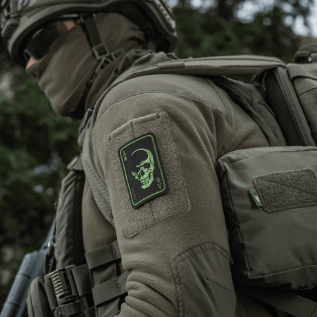 M-Tac Patch Face of War (Broderi) taktisiin varusteisiin, peloton kallo pataässän kortissa, kiinnitys Velcrolla.