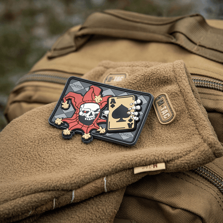M-Tac Patch Joker Skull 3D PVC ässä kuoleman kortista, taktinen patch vaatteisiin tai reppuun, PVC-materiaali, 78 x 55 mm, Velcro-takana.