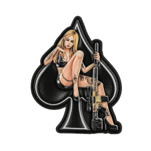 M-Tac-tarra Lady of Spades PVC pin-up-tyyli, nainen aseella spar-symbolin edessä, amerikkalaisesta kulttuurista inspiroitu, PVC