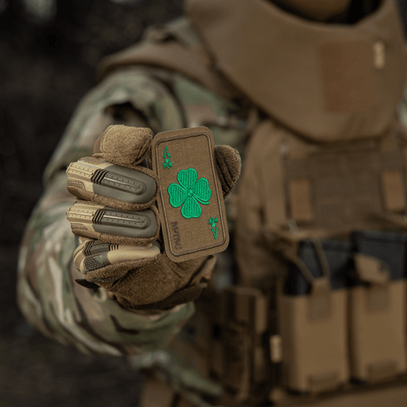 M-Tac Patch Lucky Card (brodeerattu) Cordura 500D:ssä apilanlehdellä, kiinnitetty Velcrolla taktiseen vaatetukseen onnea ja suojaa varten.