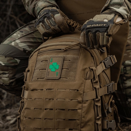 M-Tac Patch Lucky Card (brodeerattu) Cordura 500D:ssä repussa, apilanlehtisymboli, symboloi onnea ja suojaa, kiinnitetään Velcrolla.