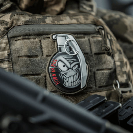 M-Tac Patch M67 Kranaatti 3D PVC taktisiin varusteisiin, "Born to Kill" -teksti ja emoji-kuvio, Velcro-takapuoli helppoon kiinnitykseen.