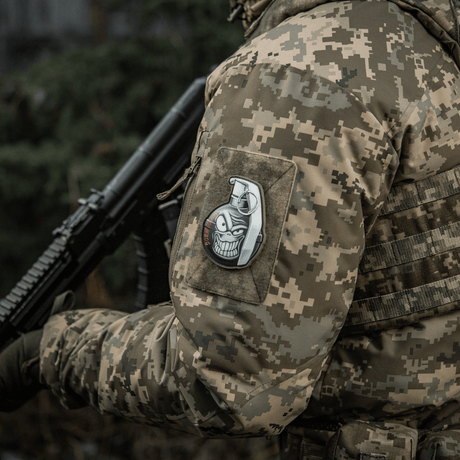 M-Tac Patch M67 PVC 3d hihassa sotilasunivormussa, esittää amerikkalaisen M67-granaatin emojin ja tekstin 'Born to Kill' m67