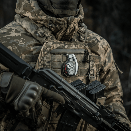 M-Tac Patch M67 Kranaatti 3D PVC sotilasuniformissa, humoristinen "Born to Kill" -kuvio ja Velcro-kiinnitys.