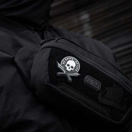 M-Tac Patch No Knife – No Life 3D PVC mustassa taktillisessa laukussa Velcro-kiinnityksellä, 50 x 50 mm, Blade Brothers -inspiroidtu