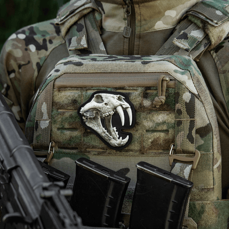 M‑Tac Patch Old Tiger maastoliivissä tigerikranium-kuvalla, symboli rohkeudesta ja kokemuksesta, 3D PVC-patch velcro-sulkimella.