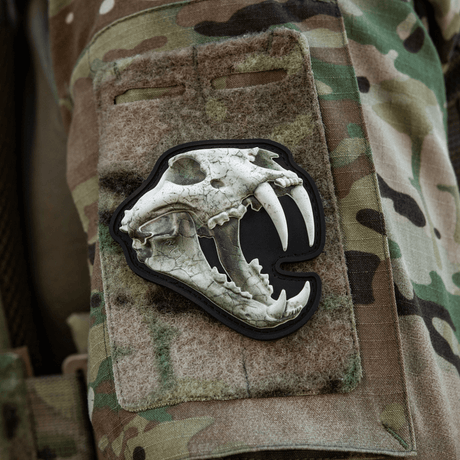 M‑Tac Patch Old Tiger maastotakissa, PVC-materiaali 3D-efektillä, näyttää tigerikraniumin. Kunnioittaa kokeneita ukrainalaisia sotilaita, rohkeus ja taito.