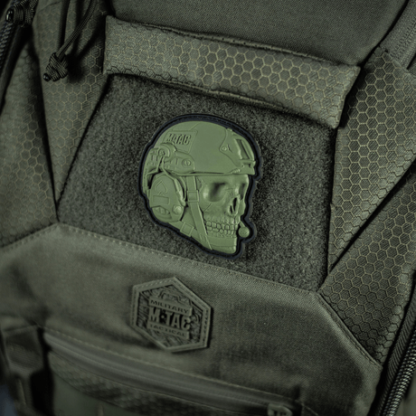 M-Tac Patch Operator 3D PVC – moraalipatch realistisella kuvioinnilla ja Velcro‑kiinnityksellä, kiinnitetty taktiseen laukkuun, koko 6 x 7 cm.
