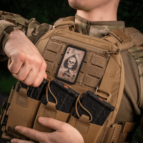 M-Tac Patch Ace of Spades maastotakissa, symboloi taistelutahtoa Pata-ässällä ja kalloaiheella, vintage-ilme, Cordura 500D.