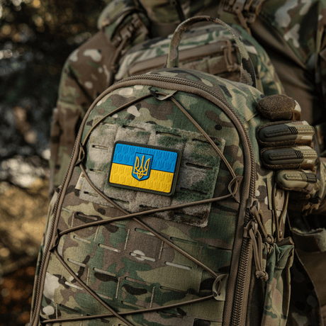 Maastokuvioinen reppu M-Tac Patch Ukraine Flag -vaakunalla PVC 3D-reliefillä, sopii vaatteisiin tai varusteisiin, kiinnitetty taakse Velcrolla.