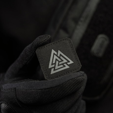 M-Tac Patch Valknut Laser Cut Odin symbol med Völknot-motiv i sort baggrund, holdt af en hånd med sort handske.