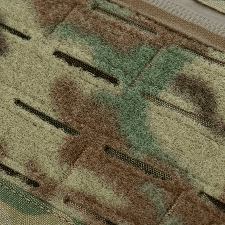 Yksityiskohtainen lähikuva M-Tac Plate Carrier Cuirass FAST Elite Gen.II:n Cordura 500D -materiaalista camo-kuviossa.