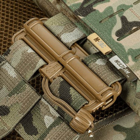 Lähikuva M-Tac Plate Carrier Cuirass FAST Elite Gen.II:stä Duraflex-pikalukoilla ja camouflage Cordura 500D -materiaalilla.