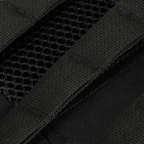 Lähikuva M-Tac Plate Carrier Cuirass FAST QRS Gen.II:stä, 3D-mesh-vuori ja Cordura 500D -olkahihnat.