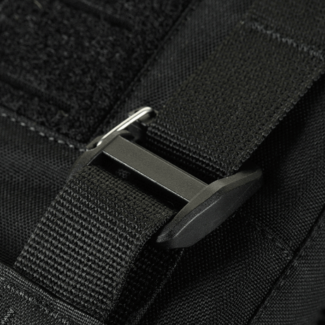 Yksityiskohta M-Tac Plate Carrier Cuirass FAST QRS XL Gen.II:n soljesta mustassa Cordura 500D -materiaalissa.