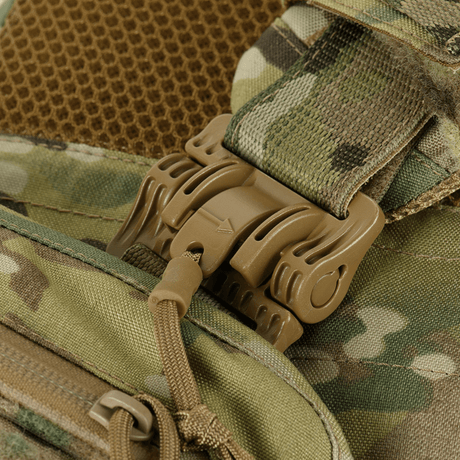 M-Tac Plate Carrier Cuirass FAST XL QRS, järeä 2M ROC -pikasolki maastoliivissä ESAPI XL -laatoille.