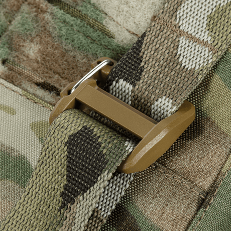 Lähikuva M-Tac Plate Carrier Cuirass Elite Gen.II:stä Duraflex-pikalukoilla Cordura 500D -materiaalissa taktista käyttöä varten.