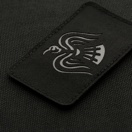 M-Tac Patch Ravneflag Laser Cut – musta korppi, symboloi sodanhimoa, mustalla taustalla; Cordura 500D, kiinnitys Velcro.