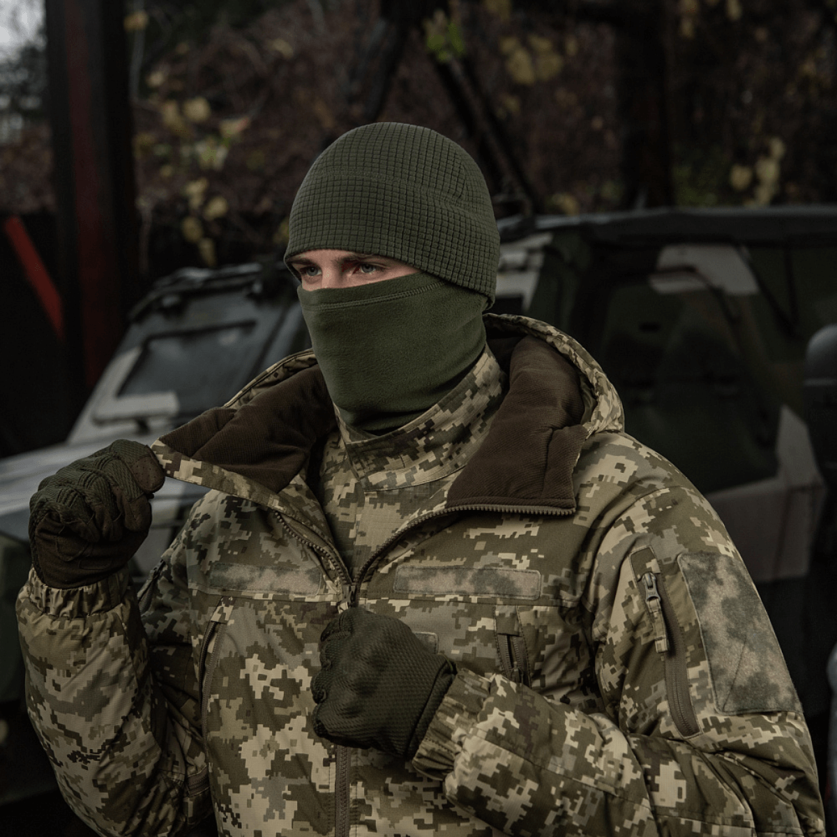 M-Tac Rip-Stop Fleece Hjelmliner i brug under militærjakke til koldt vejr, viser alsidig og varm beskyttelse mod vind og kulde.
