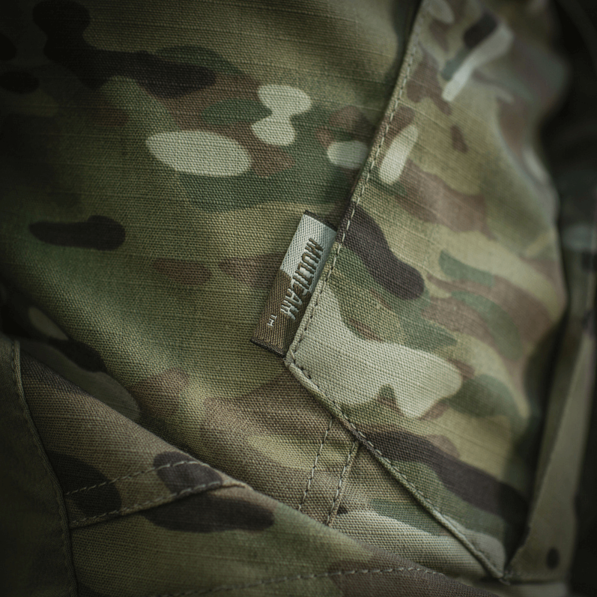 Nærbillede af M-Tac Shorts STURM Gen.II Nyco Extreme i camouflagemønster, med etiket synlig. Ideelle til taktisk brug og udendørsaktiviteter.