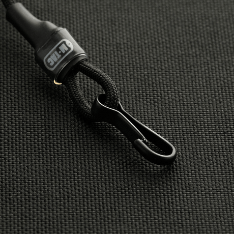 M-Tac Safety Cord Medium for Carbine D-ringillä ja vahvalla spiraalimuotoilulla varusteiden turvalliseen kiinnitykseen.