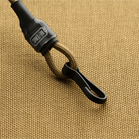 M-Tac Safety Cord Medium for Carbine spiraalimuotoilu estämään varusteiden katoamista tai varkautta, D-ring ja MOLLE-kiinnitys.