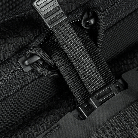 Lähikuva M-Tac Sling -pistoolilaukku Elite Hex Velcro, tukevat vetoketjut ja soljet, musta Cordura-kangas.