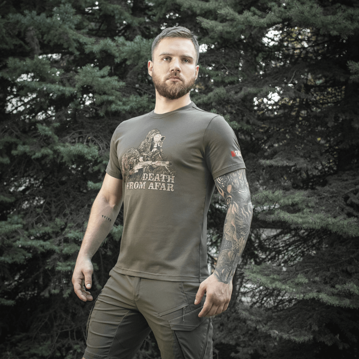 Mand iført M-Tac Sniper T-shirt med "Death From Afar" print, ideel til snigskytter, lavet af 93% bomuld og 7% elastan.