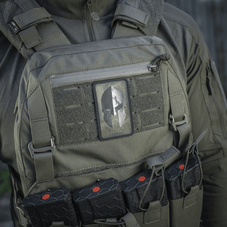 M-Tac Spartan Hjelm Patch taktillisessa liivissä, symboloi rohkeutta ja voimaa, valmistettu kestävästä Cordura 500D:stä, sopii sotilaskäyttöön.