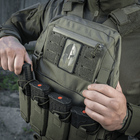 Mies M-Tac Spartan Hjelm Patch päällä, Cordura 500D, sotilasliivissä, osoittaa rohkeutta ja voimaa, kiinnitys Velcro-kiinnityksellä, vintage-ilme.