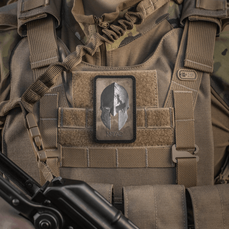 M-Tac Spartan Hjelm Patch taktillisessa liivissä, symboloi rohkeutta ja voimaa, valmistettu kestävästä Cordura 500D:stä, Velcro-kiinnitys.