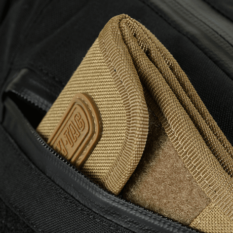 M-Tac Sphaera Hardsling Bag Large Elite med Velcro Hex Cordura -sisäosilla, lähikuva Velcro-paneelista. Kestävä ja tyylikäs.