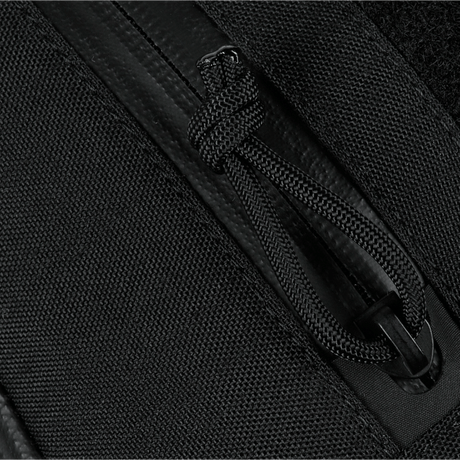 Yksityiskohta vetoketjusta ja Cordura-materiaalista M-Tac Sphaera Hardsling Bag Large Elite med Velcro -laukussa, näyttää kulutusta kestävän tekstuurin ja muotoilun.