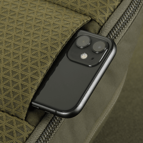 Lähikuva M-Tac Sphaera Hardsling Bag Large Elite -laukusta, jossa Velcro ja älypuhelin taskussa, näyttää laukun toiminnallisuuden ja yksityiskohdat