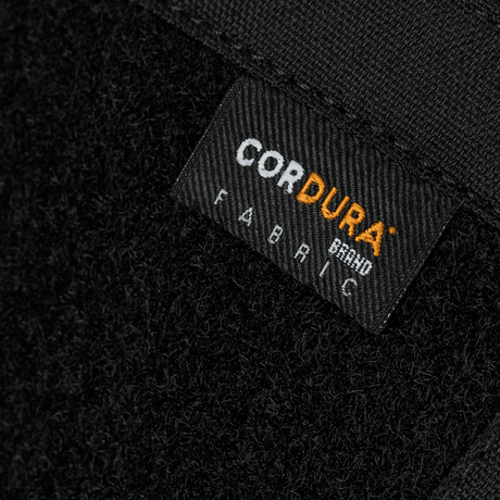 Lähikuva Cordura-merkkilapusta M-Tac Sphaera Hardsling Bag Large Elite med Velcro -laukussa, valmistettu kestävästä materiaalista.