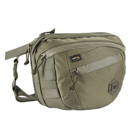 M-Tac Sphaera Hex Hardsling Bag Large Elite oliivinvihreä, suunniteltu kestävyyteen ja mukavuuteen, sivulta nähtynä vetoketjutaskuilla.
