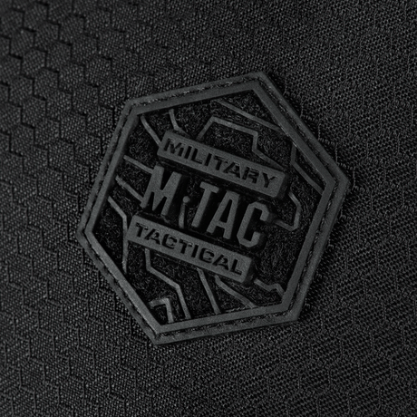 Lähikuva kuusikulmaisesta logosta M-Tac Sphaera Hex Hardsling Bag Large Elitessä mustalla taustalla.