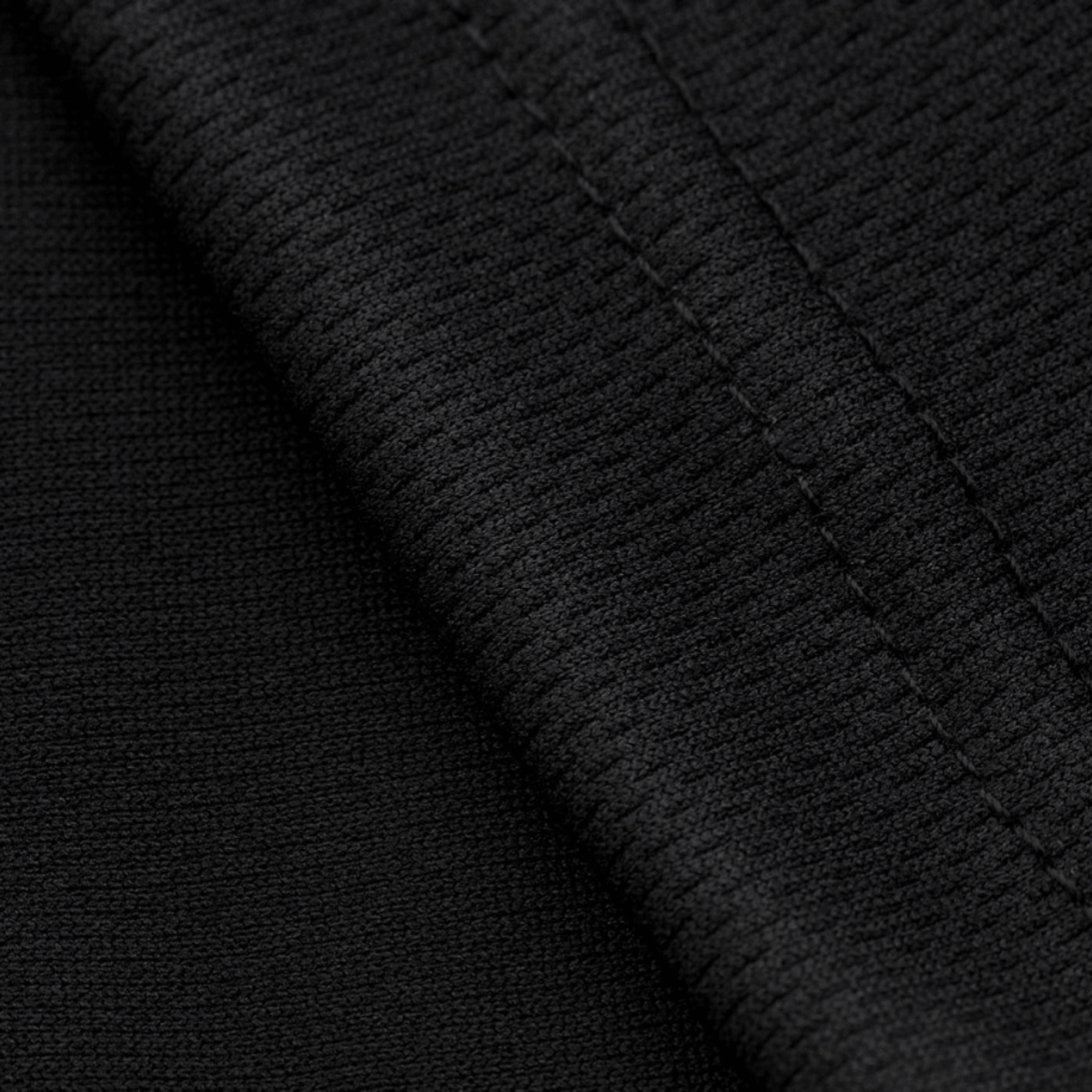 Detalje af M-Tac Sweating Ninja-Balaclava stofstruktur i 100% polyester, der effektivt leder fugt væk fra huden under aktivitet.