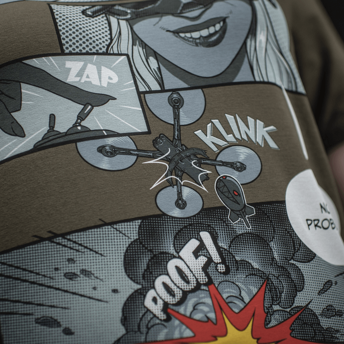 M-Tac T-Shirt Comics Drone Girl med comic inspireret print af FPV pilot der styrer en drone, hylder ukrainske droneoperatører.