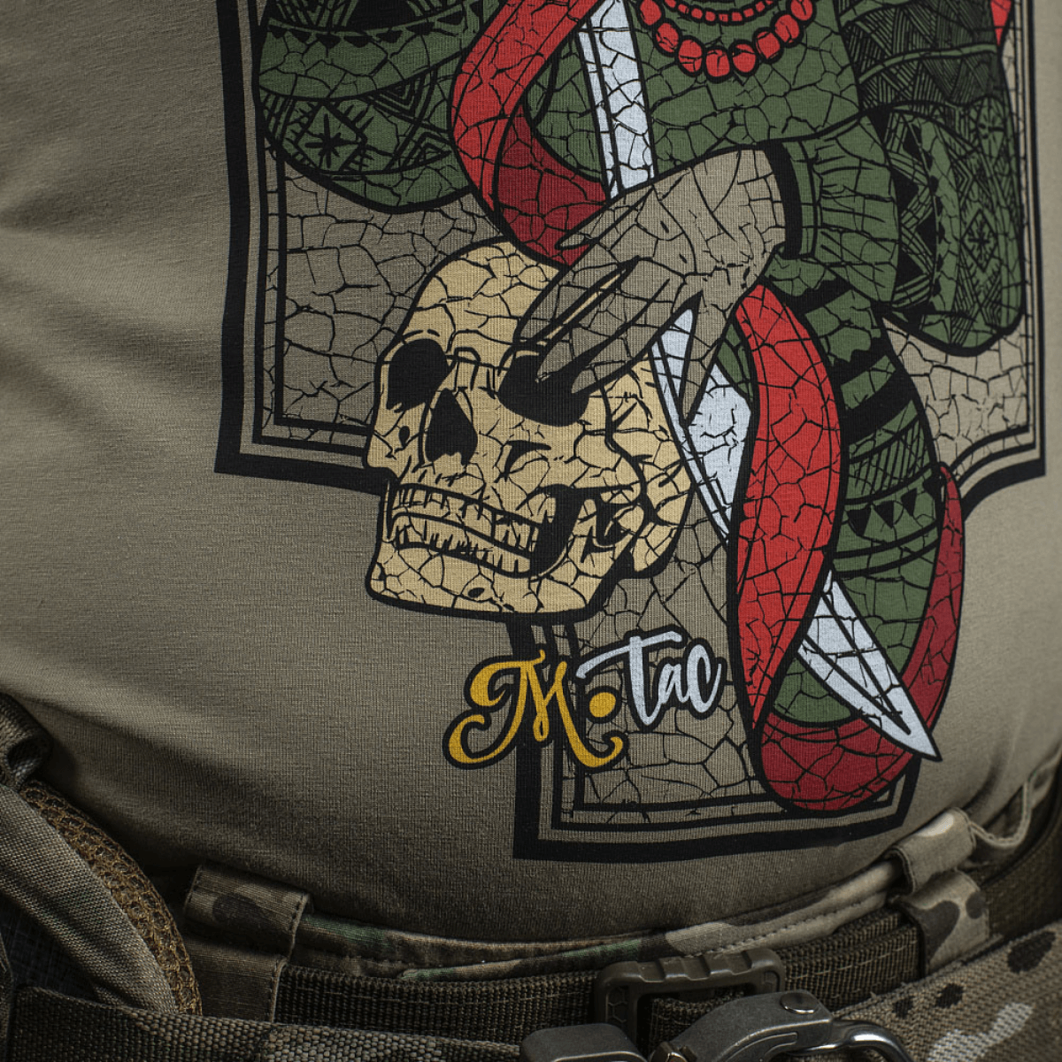 M-Tac T-Shirt Motanka med design af Motanka-dukke og kosakkens symboler, herunder sværd og kranium printet på fronten.