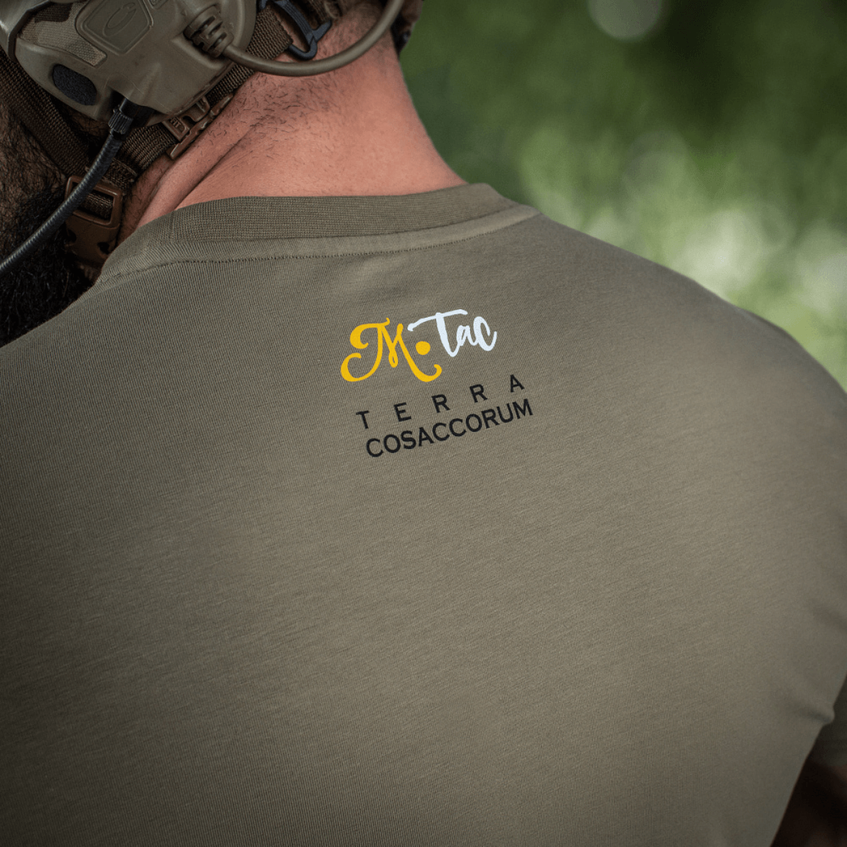 M-Tac T-Shirt Motanka set bagfra med teksten 'Terra Cosaccorum' trykt på ryggen. Moderne design møder ukrainsk kulturarv.