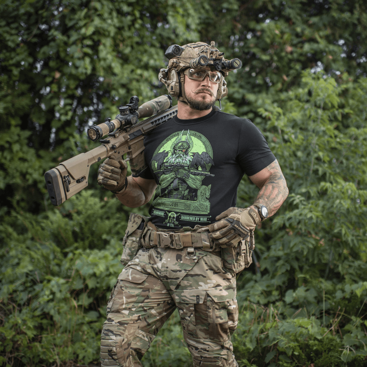 M-Tac T-Shirt Night Vision med print af Odin, moderne kampudstyr og ravne, Valhalla Calling tema, outdoor-tøj i camo omgivelser.