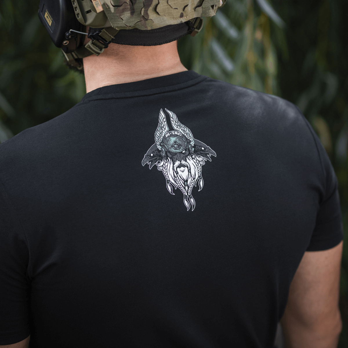 Alt Tag: M-Tac T-Shirt Odin Mystery med Odin-tryk og moderne nordisk inspireret design