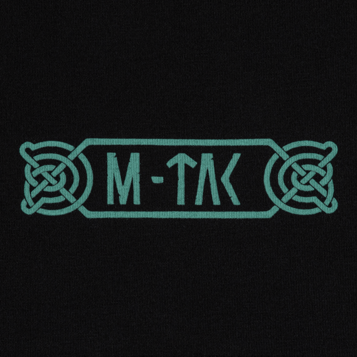 M-Tac T-Shirt Odin Mystery med nordisk design og Odin-tryk i sort og grønne nuancer, der kombinerer komfort og stil.